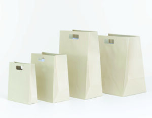 BOLSAS DE PAPEL BEIGE CON MANIJA TROQUELADA